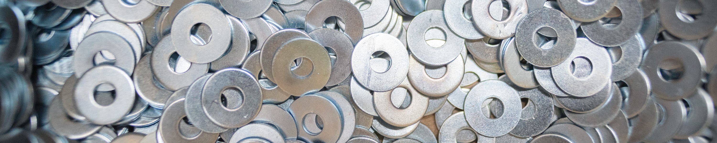 Pile of silver metal washers [1266733372]-1