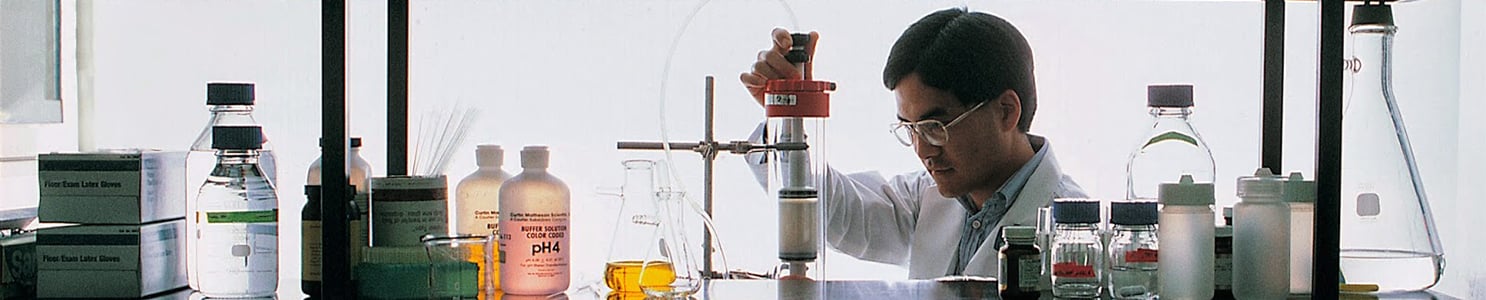 Scientist working with chemistry equipment dv321024